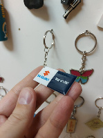 Брелок из полимерной смолы, двухсторонний на пластике, размер 2.1х4.5см